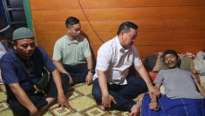 Bupati Kotim Halikinnor didampingi putranya Angga Aditya mengunjungi warga Kelurahan Ketapang yang sedang sakit.