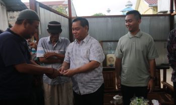 Bupati Kotim Halikinnor didampingi putranya Angga Aditya saat menyerhakan bantuan secara pribadi kepada warga Kecamatan Mentawa Baru Ketapang.
