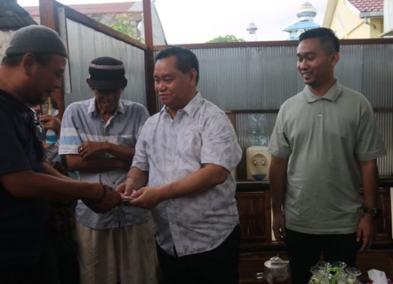 Bupati Kotim Halikinnor didampingi putranya Angga Aditya saat menyerhakan bantuan secara pribadi kepada warga Kecamatan Mentawa Baru Ketapang.