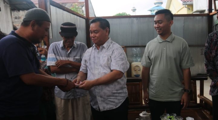 Bupati Kotim Halikinnor didampingi putranya Angga Aditya saat menyerhakan bantuan secara pribadi kepada warga Kecamatan Mentawa Baru Ketapang.