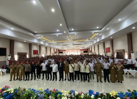 Bupati Kotim Halikinnor, jajaran, KONI Kotim dan perwakilan KONI Kalteng berfoto bersama, Senin, 12 Juni 2023.