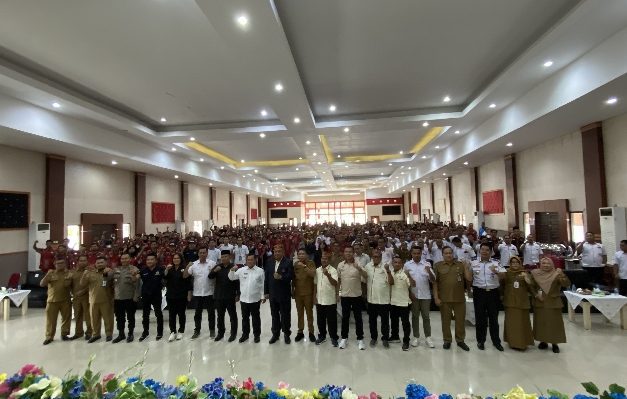 Bupati Kotim Halikinnor, jajaran, KONI Kotim dan perwakilan KONI Kalteng berfoto bersama, Senin, 12 Juni 2023.