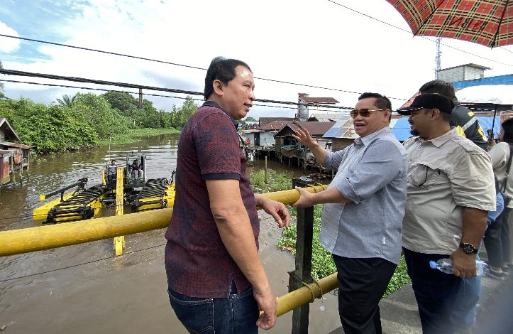 Atasi Pendangkalan Sungai, Pemkab Kotim Adakan Ekskavator Amfibi