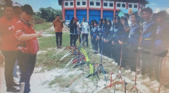 Bupati Kotim Halikinnor memotivasi atlet panahan yang sebagian merupakan pelajar SMP dan SMA yang akan berlaga pada Porprov XII Kalimantan Tengah, Senin 19 Juni 2023.