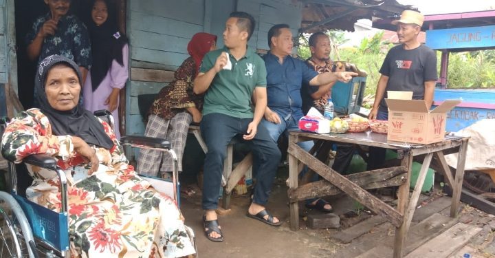 Bupati Kotim Halikinnor saat berbincang bincang dengan warga ditemani putranya Angga Aditya.