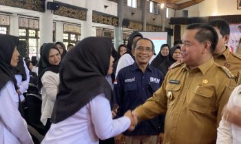 Bupati Kotim Halikinnor saat berjabat tangan memguvapkan selamat kepada P3K yang baru diangkat, Selasa, 27 Juni 2023.