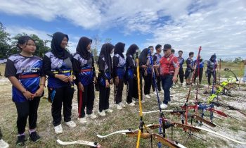 Bupati Kotim Halikinnor saat bersalaman dengan atlet panahan yang berlaga di Porprov Kalteng 2023, Senin, 19 Juni 2023.