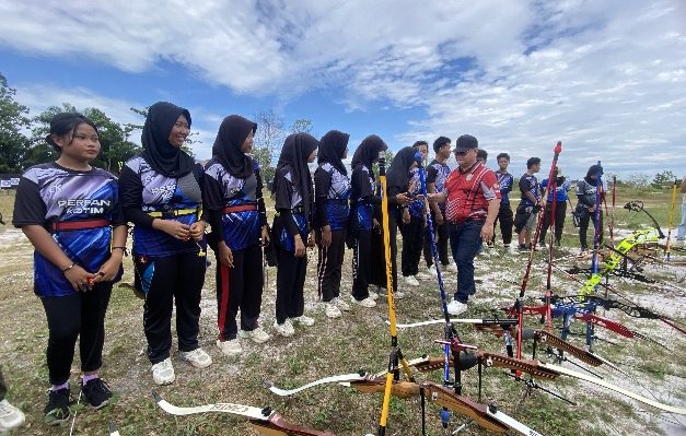 Bupati Kotim Halikinnor saat bersalaman dengan atlet panahan yang berlaga di Porprov Kalteng 2023, Senin, 19 Juni 2023.