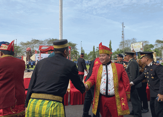 Bupati Kotim Halikinnor saat bersalaman dengan kepala dinas usai upacara peringatan Hari Lahir Pancasila, Kamis, 1 Juni 2023.
