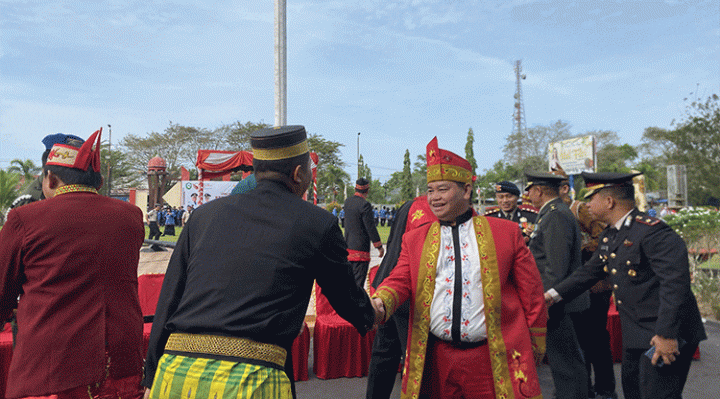 Bupati Kotim Halikinnor saat bersalaman dengan kepala dinas usai upacara peringatan Hari Lahir Pancasila, Kamis, 1 Juni 2023.