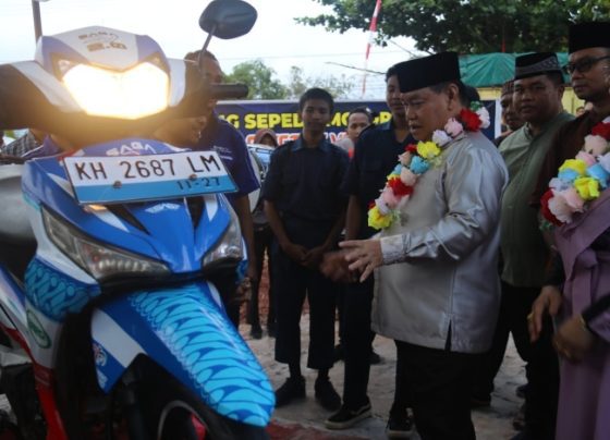 Bupati Kotim Halikinnor saat melihat Sepada Motor Listrik Karya siswa SMKN 1 Cempaga. 1