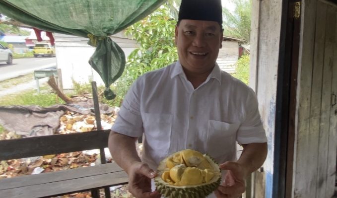 Bupati Kotim Halikinnor saat memperlihatkan durian khas Kecamatan Mentaya Hilir Selatan.