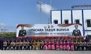 Bupati Kotim Halikinnor saat mendampingi Kapolda Kalteng Nanang Avianto saat berfoto bersama dengan peserta setelah upacara tabur bunga.