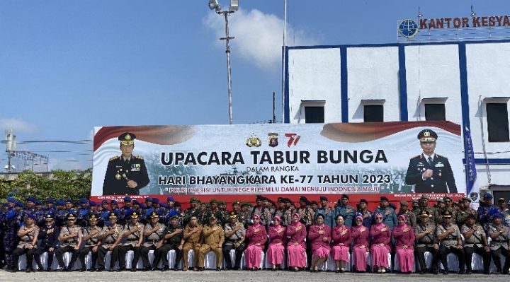 Bupati Kotim Halikinnor saat mendampingi Kapolda Kalteng Nanang Avianto saat berfoto bersama dengan peserta setelah upacara tabur bunga.