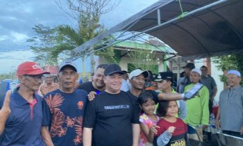 Bupati Kotim Halikinnor saat menerima ajakan foto bersama dengan warga Jalan Metro TV, Sampit, Jumat, 16 Juni 2023.