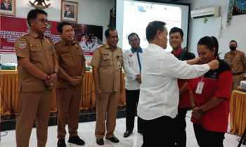 Bupati Kotim Halikinnor saat mengalungkan tanda pengenal kepada peserta magang.