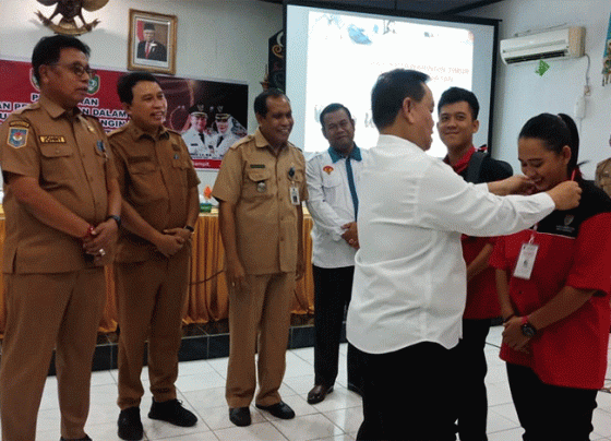 Bupati Kotim Halikinnor saat mengalungkan tanda pengenal kepada peserta magang.