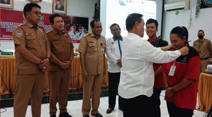 Bupati Kotim Halikinnor saat mengalungkan tanda pengenal kepada peserta magang.