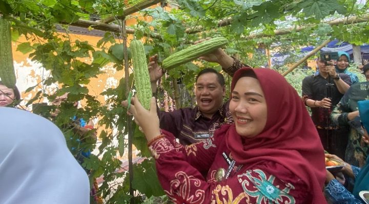 Bupati Kotim Halikinnor saat menunjukkan hasil tani di kantor Kelurahan Ketapang, Kecamatan Mentawa Baru Ketapang, belum lama ini.