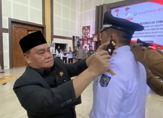 Bupati Kotim Halikinnor saat menyematkan pangkat ke salah seorang Kades, Senin, 5 Juni 2023.