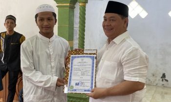 Bupati Kotim Halikinnor saat menyerahkan Ijazah Negeri kepada seorang santri Darul Falah, Kelurahan Basirih Hilir, Kecamatan Mentaya Hilir Selatan.