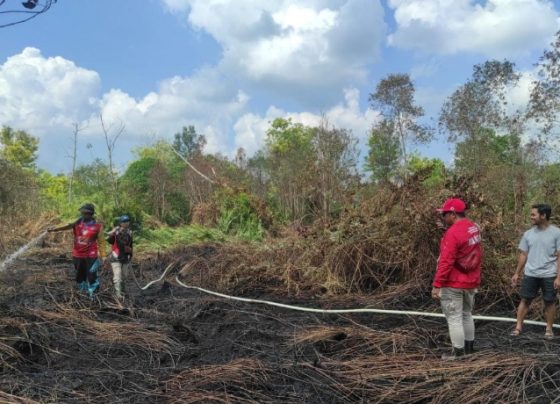 Bupati Kotim Halikinnor saat menyerahkan SK PPPK terhadap perwakilan, Selasa, 27 Juni 2023