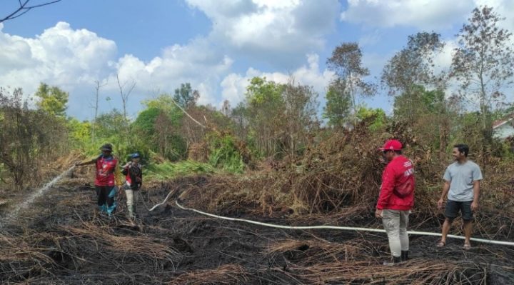 Bupati Kotim Halikinnor saat menyerahkan SK PPPK terhadap perwakilan, Selasa, 27 Juni 2023