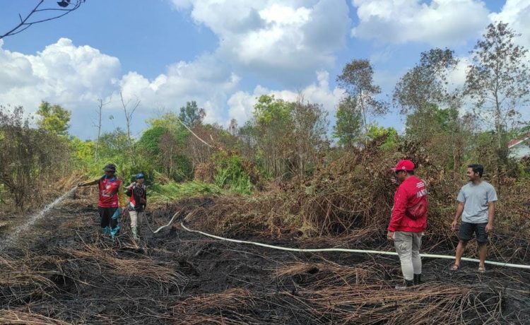 MPA Baamang Barat Padamkan Kebakaran Lahan di MB Ketapang