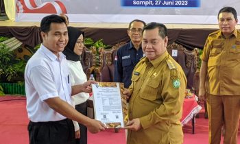 Bupati Kotim Halikinnor saat menyerahkan SK PPPK terhadap perwakilan, Selasa, 27 Juni 2023.