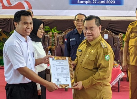 Bupati Kotim Halikinnor saat menyerahkan SK PPPK terhadap perwakilan, Selasa, 27 Juni 2023.