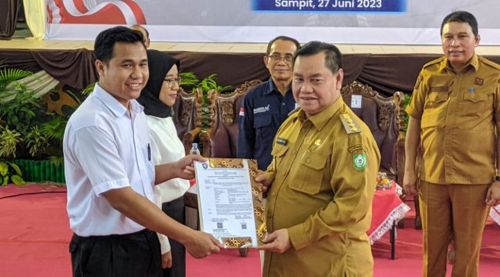 Bupati Kotim Halikinnor saat menyerahkan SK PPPK terhadap perwakilan, Selasa, 27 Juni 2023.