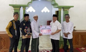 Bupati Kotim Halikinnor saat menyerahkan bantuan dana hibah kepada pengurus Pondok Pesantren Darul Falah Kecamatan Mentaya Hilir Selatan.