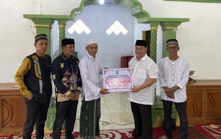 Halikinnor Serahkan Bantuan untuk Pondok Pesantren dan Masjid di Mentaya Hilir Selatan