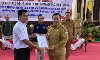 Bupati Kotim Halikinnor saat penyerahan SK Pengangkaatan P3K bagi tenaga honorer, Selasa, 27 Juni 2023.