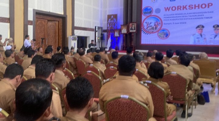 Bupati Kotim Halikinnor saat sambutan pada workshop evaluasi pengelilaan keuangan dan pembangunan desa tahun 2023, Senin, 5 Juni 2023.