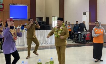Bupati Kotim Halikinnor saat senam bersama lansia didampingi Ketua PKK Kotim Khairiah Halikinnor, Selasa, 13 Juni 2023.