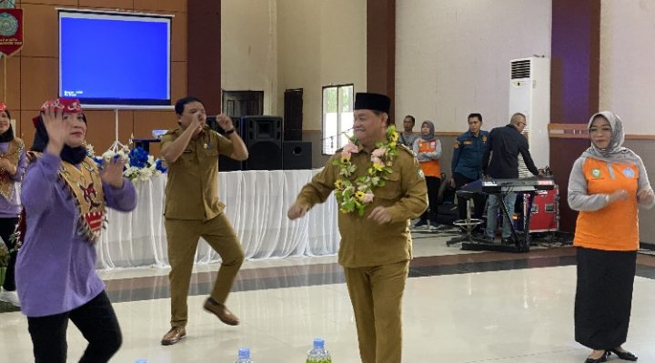 Bupati Kotim Halikinnor saat senam bersama lansia didampingi Ketua PKK Kotim Khairiah Halikinnor, Selasa, 13 Juni 2023.