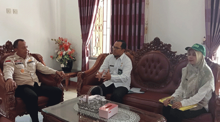 Bupati Sukamara Windu Subagio disensus pertanian oleh petugas BPS di rumah jabatan, Rabu, 7 Juni 2023.
