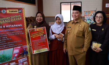 Bupati dan Ketua DPRD Kotim apresiasi produk inovasi peserta didik SDN 4 Ketapang di acara HUT Lansia, 13 Juni 2023.