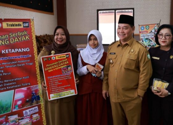 Bupati dan Ketua DPRD Kotim apresiasi produk inovasi peserta didik SDN 4 Ketapang di acara HUT Lansia, 13 Juni 2023.