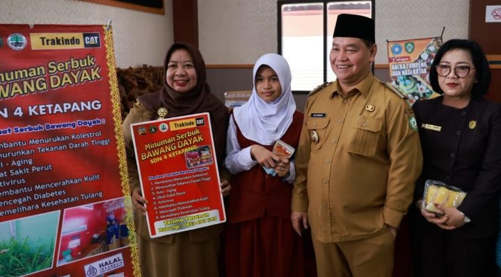 Bupati dan Ketua DPRD Kotim apresiasi produk inovasi peserta didik SDN 4 Ketapang di acara HUT Lansia, 13 Juni 2023.