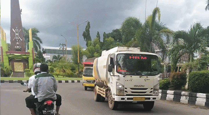 DOKUMENTASI Truk pengangkut CPO melintas di Bundaran A Yani Sampit