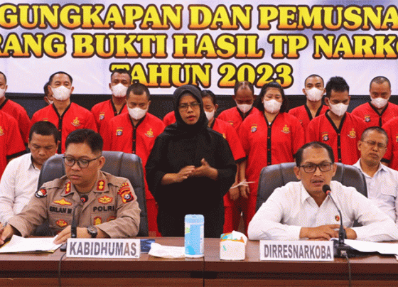 Direktur Reserse Narkoba Polda Kalteng Kombes Nono Wardoyo (kanan) dan Kabidhumas Kombes Erlan Munaji (kiri) saat menggelar press release, Senin, 26 Juni 2023.