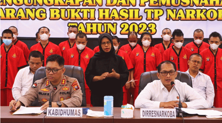 Direktur Reserse Narkoba Polda Kalteng Kombes Nono Wardoyo (kanan) dan Kabidhumas Kombes Erlan Munaji (kiri) saat menggelar press release, Senin, 26 Juni 2023.