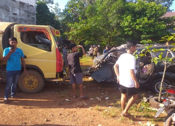 Dua kendaraan yang terlibat kecelakaan di Desa Jemaras, Jalan Cilik Riwut KM 42, Kecamatan Cempaga, Kabupaten Kotawaringin Timur. Senin, 12 Juni 2023