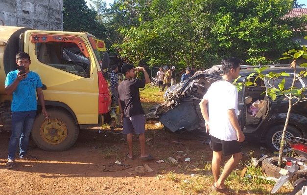 Dua kendaraan yang terlibat kecelakaan di Desa Jemaras, Jalan Cilik Riwut KM 42, Kecamatan Cempaga, Kabupaten Kotawaringin Timur. Senin, 12 Juni 2023