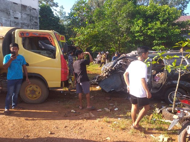 Satu Keluarga Meninggal Dunia akibat Tabrakan Mobil dan Truk CPO di Desa Jemaras