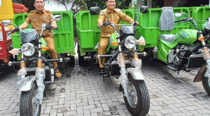 FOTO DOKUMEN Bupati Kotim Halikinnor dan Sekda Kotim Fajrurrahman naik tosa yang akan dibagikan kepada kelompok masyarakat untuk angkutan sampah.