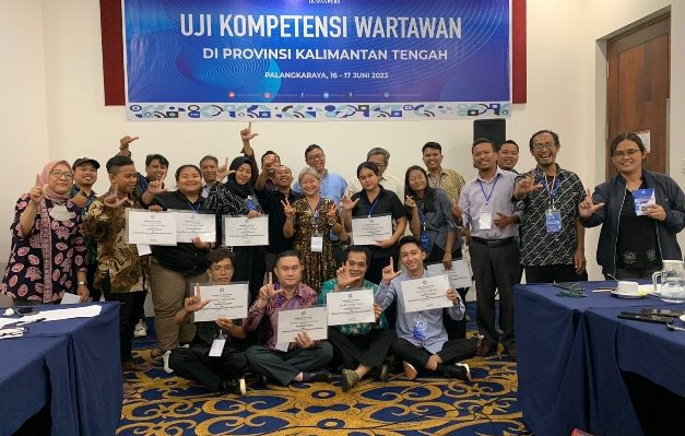 Foto bersama para peserta UKW LPDS  di Kalteng dengan Dewan Penguji dan Dewan Pers di Hotel M. Bahalap, Sabtu, 17 Juni 2023.