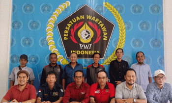 Foto bersama pengurus dan anggota PWI pulang pisau usai rapat tahunan.